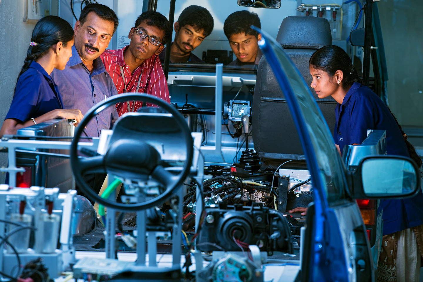 "Fotoreportage TUeV Rheinland weltweit", TUeV-Centre for Advanced Training of Automotive Technology (Fahrzeugtechnik) im Dr Mahalingam College of Engineering and Technology in Coimbatore, Indien. Studenten im 3. Jahr. Nach 4 Jahren werden sie Ingenieure der Fahrzeugtechnik. Es ist leicht, in diesem Job Arbeit zu finden. Hier werden insgesamt 400 Studenten ausgebildet.